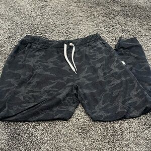 Vuori women’s joggers black camo